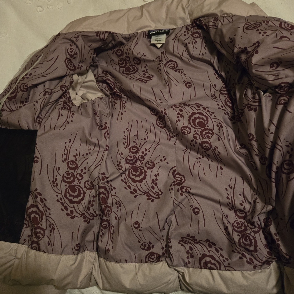 Patagonia Women's Puffer Jacket in Light Beige - Picture 2 of 4